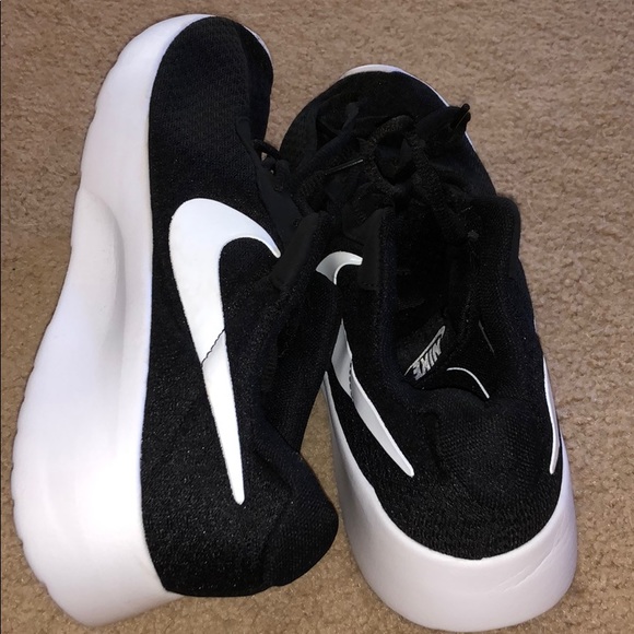 Brand new black and white Nike shoes 7M 8.5W - Picture 8 of 8